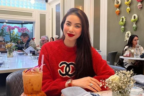 Phạm Hương tự tin mặc bikini 'trồng cây chuối', netizen nhìn muốn 'thót tim'