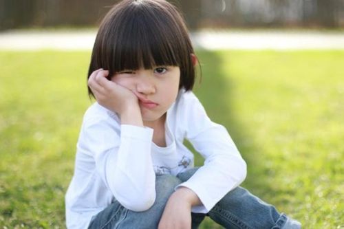 Một kiểu khiêm tốn không cần thiết của cha mẹ khiến con tự ti, tổn thương lòng tự trọng