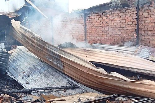 Cháy dữ dội tại công ty nội thất chứa sơn, hóa chất