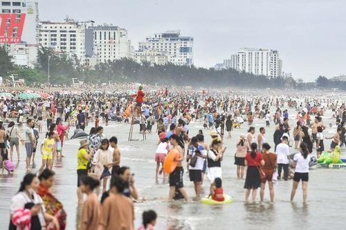 Lượng khách đến các khu, điểm du lịch Thanh Hóa tiếp tục tăng mạnh