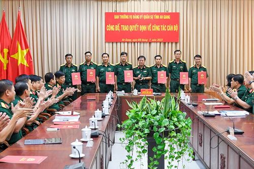 Trao quyết định cán bộ thuộc lực lượng vũ trang tỉnh An Giang