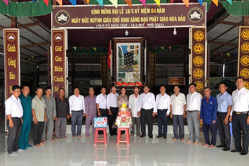 Bí thư Huyện ủy An Phú thăm và tặng quà Ban Trị sự PGHH các xã, thị trấn