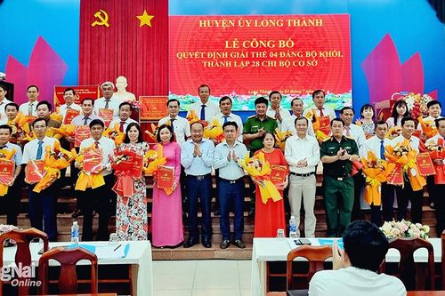 Công bố Quyết định giải thể 4 Đảng bộ khối và thành lập 28 Chi bộ cơ sở