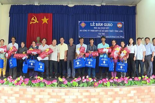 Bàn giao 10 căn nhà Đại đoàn kết