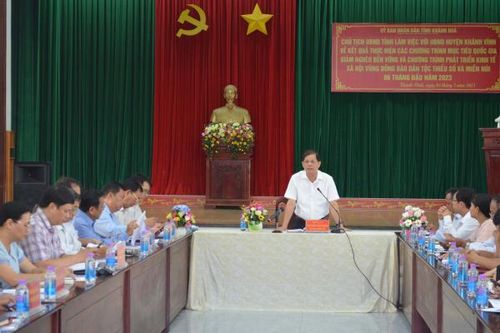 Ông Nguyễn Tấn Tuân làm việc với UBND huyện Khánh Vĩnh về kết quả thực hiện 2 chương trình mục tiêu quốc gia 6 tháng đầu năm