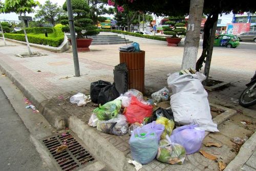 Bỏ rác bừa bãi ở công viên