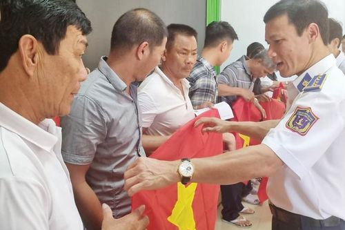 Đồng hành với ngư dân