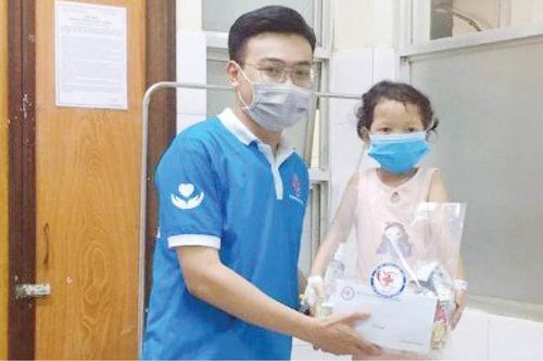 Tấm lòng nhân ái của những thầy thuốc tương lai