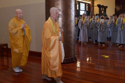 Hàng trăm người đến chùa phát nguyện quy y Tam bảo
