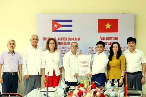 Trao tượng trưng 2.000 tấn gạo tặng nhân dân Cuba