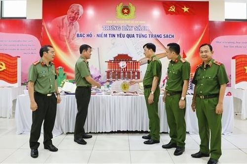 Trưng bày, xếp sách nghệ thuật với chủ đề 'Bác Hồ - Niềm tin yêu qua từng trang sách'