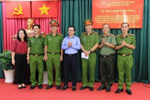 Khen thưởng đột xuất cho các thành viên phá nhanh vụ cướp tài sản