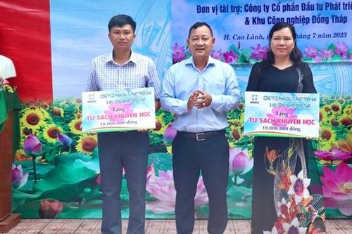 Đồng Tháp: Trao 2 tủ sách khuyến đọc tặng học sinh và người dân