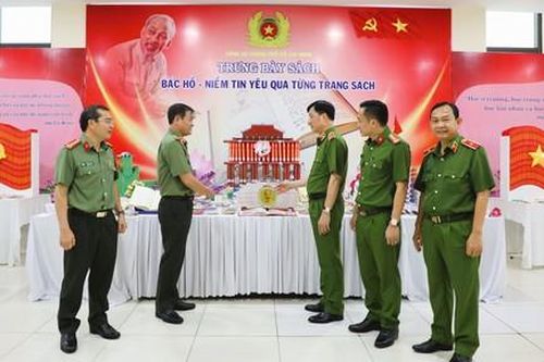 Công an TPHCM: Trưng bày sách với chủ đề 'Bác Hồ - niềm tin yêu qua từng trang sách'