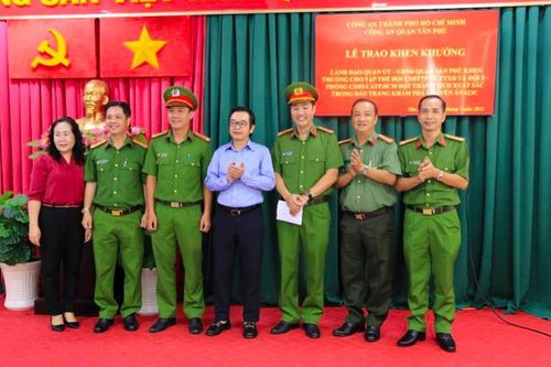 TPHCM: Nhóm đối tượng dùng dao khống chế cướp tài sản của cô gái sa lưới
