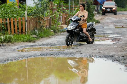 Đường dài hơn 100m chi chít 'ổ voi', dân Thủ đô vừa đi vừa sợ ngã