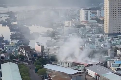 Bình Định: Kho hàng rộng 400m2 bốc cháy dữ dội