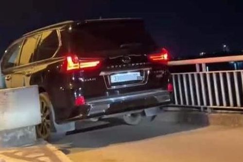 Tài xế xe Lexus 570 cố tình đi sai làn trên cầu Bến Thủy 1