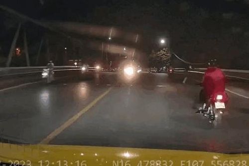 Dừng xe ở giữa đường để nhặt đồ làm rơi, lái xe máy gây tai họa cho ô tô