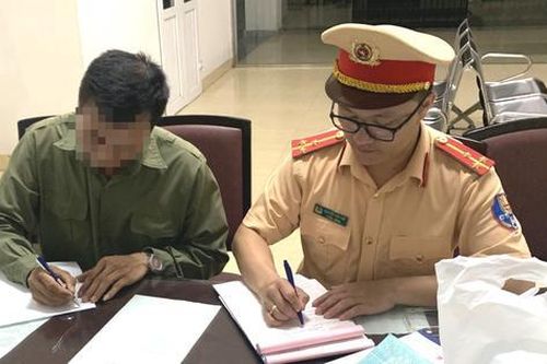 Chở học sinh trong thùng xe ô tô tải, tài xế bị tước Giấy phép lái xe 2 tháng