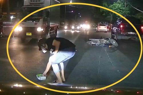Xe máy bị húc văng do lái xe dựng phương tiện giữa đường, nhặt mũ bảo hiểm