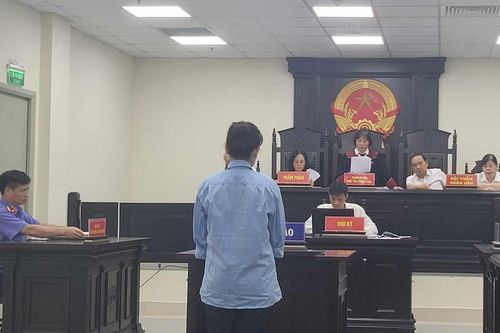 Người đàn bà thuê xe ô tô tự lái rồi mang đi cầm cố