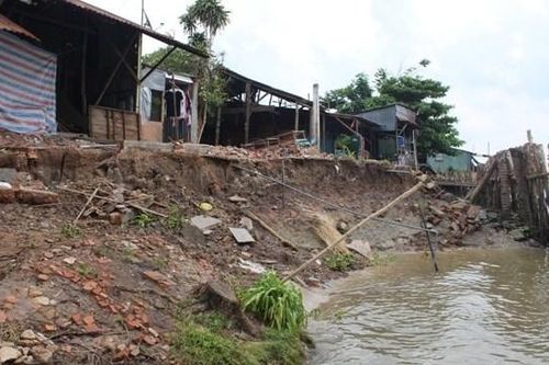 Nỗi lo sạt lở ven kênh rạch