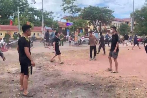 Nhóm người lao vào nhau hỗn chiến