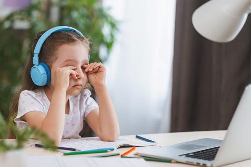 Dấu hiệu cảnh báo trẻ cần đeo kính