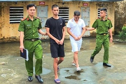 Nửa đêm rủ 2 thiếu nữ về căn hộ chung cư để bay lắc