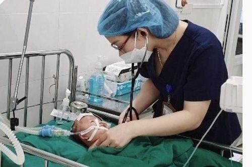 Bác sĩ thuyết phục gia đình để được cứu bé sơ sinh đang nguy kịch