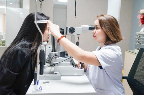 Điều trị tật khúc xạ: Khám chuyên sâu tiền phẫu thuật đóng vai trò quan trọng