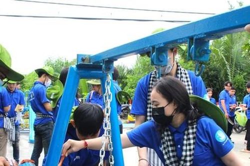 Sinh viên tình nguyện Lào – Campuchia tham gia hoạt động 'Mùa Hè Xanh' tại huyện Nhà Bè (TP. HCM)