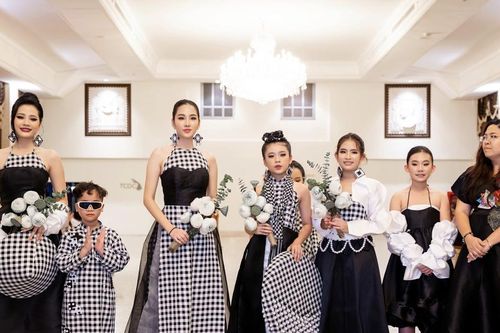 Nhà thiết kế Phương Hồ lăng xê khăn rằn Nam bộ tại Thái Lan