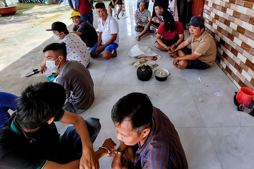Bắt quả tang 11 người chơi lắc bầu cua ăn tiền tại Sóc Trăng