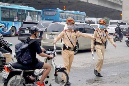 Quên mang bằng lái xe ô tô, xe máy bị phạt bao nhiêu tiền?