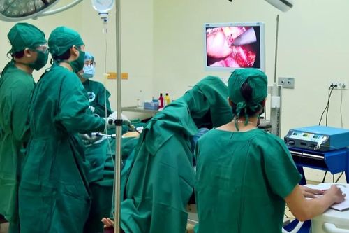Thuyết phục gia đình, giành lại cơ hội sống cho bệnh nhi nghèo xuất huyết nguy kịch