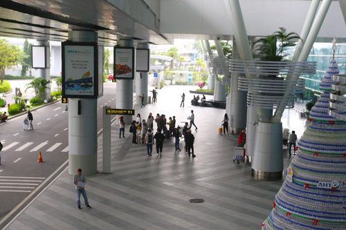 Nhặt được điện thoại của du khách, nhân viên vệ sinh sân bay Đà Nẵng mang đi giấu