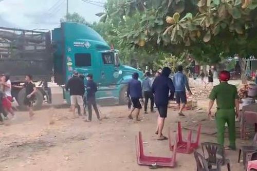 Hàng chục đối tượng lao vào hỗn chiến, bất chấp sự có mặt của công an