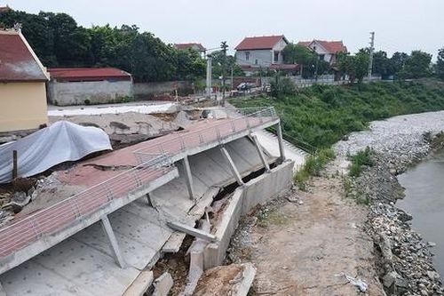 Cận cảnh Đền Mẫu bị nghiêng đổ, sụt lún nghiêm trọng