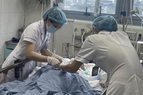 Bác sĩ cấp cứu: Làm việc 48-50 tiếng mỗi tuần, lương 12 triệu đồng