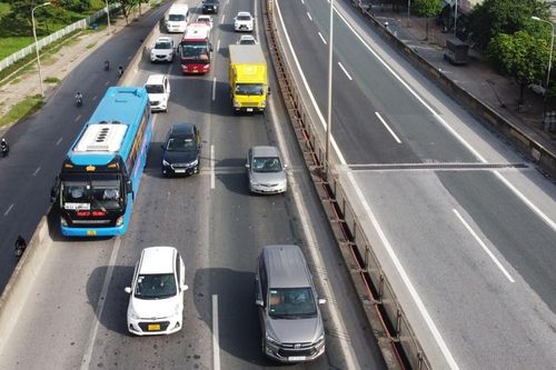 Bất chấp bị xử phạt, nhiều tài xế vẫn 'chiếm' làn khẩn cấp đường Vành đai 3