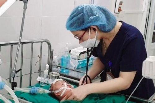Bác sĩ năn nỉ gia đình cho phép được cứu em bé '9 phần tử vong'