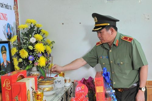 Đoàn lực lượng vũ trang Quảng Ninh thăm hỏi các gia đình liệt sĩ tại Đắk Lắk