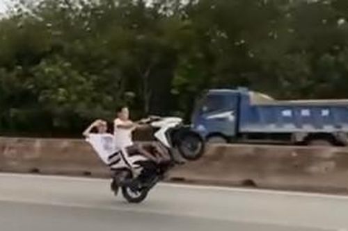 Bức xúc cảnh 2 thanh niên không mũ bảo hiểm, bốc đầu xe máy