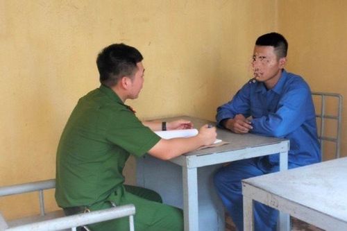 2 đối tượng đánh người, cướp xe máy giữa ban ngày