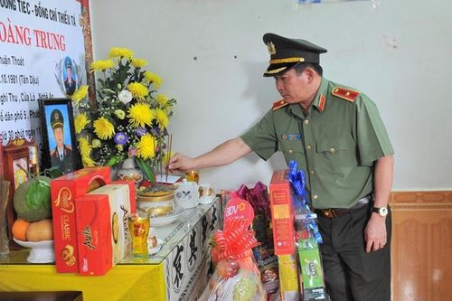 Thiếu tướng Đinh Văn Nơi thăm các gia đình liệt sĩ, cán bộ công an bị thương ở Đắk Lắk