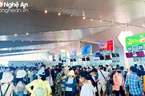 Sân bay Vinh 'đông như Tết' khi hoạt động trở lại