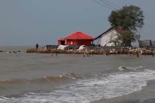 Ngôi làng Indonesia đang bị nước biển 'nuốt chửng'