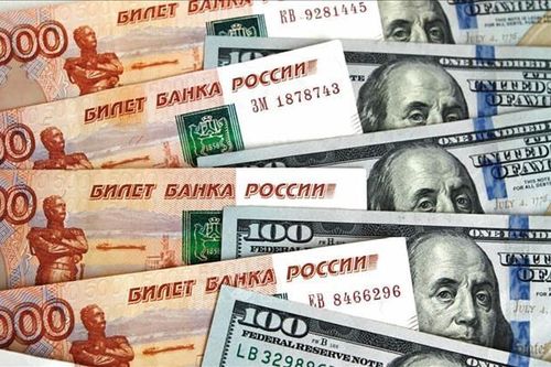 Đồng ruble giảm xuống mức thấp nhất trong hơn 15 tháng so với USD